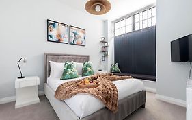 Elliot Oliver - Stylish 2 Bedroom Town Centre Apartment